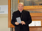 Kardinal Christoph Schönborn mit dem neuen Gotteslob/EDW